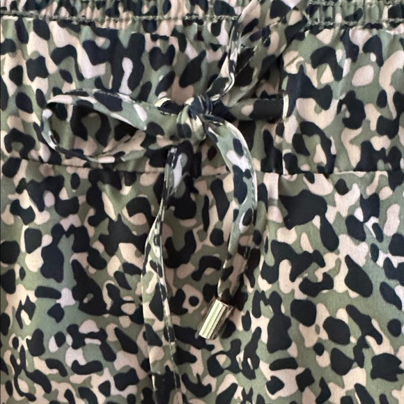 Chico's Zenergy Skort - Black Tan Green Animal Print - Size 1.5 / US 10 - EUC - Picture 8 of 10